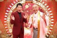 「爆笑レッドカーペット  怒涛の最新ショートネタ 新春満点大連発SP」MCの今田耕司と高橋克実 ©フジテレビ