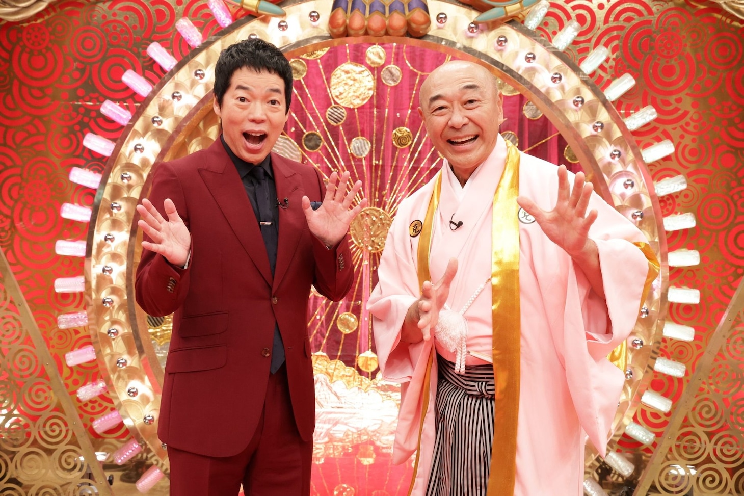 「爆笑レッドカーペット  怒涛の最新ショートネタ 新春満点大連発SP」MCの今田耕司と高橋克実 ©フジテレビ