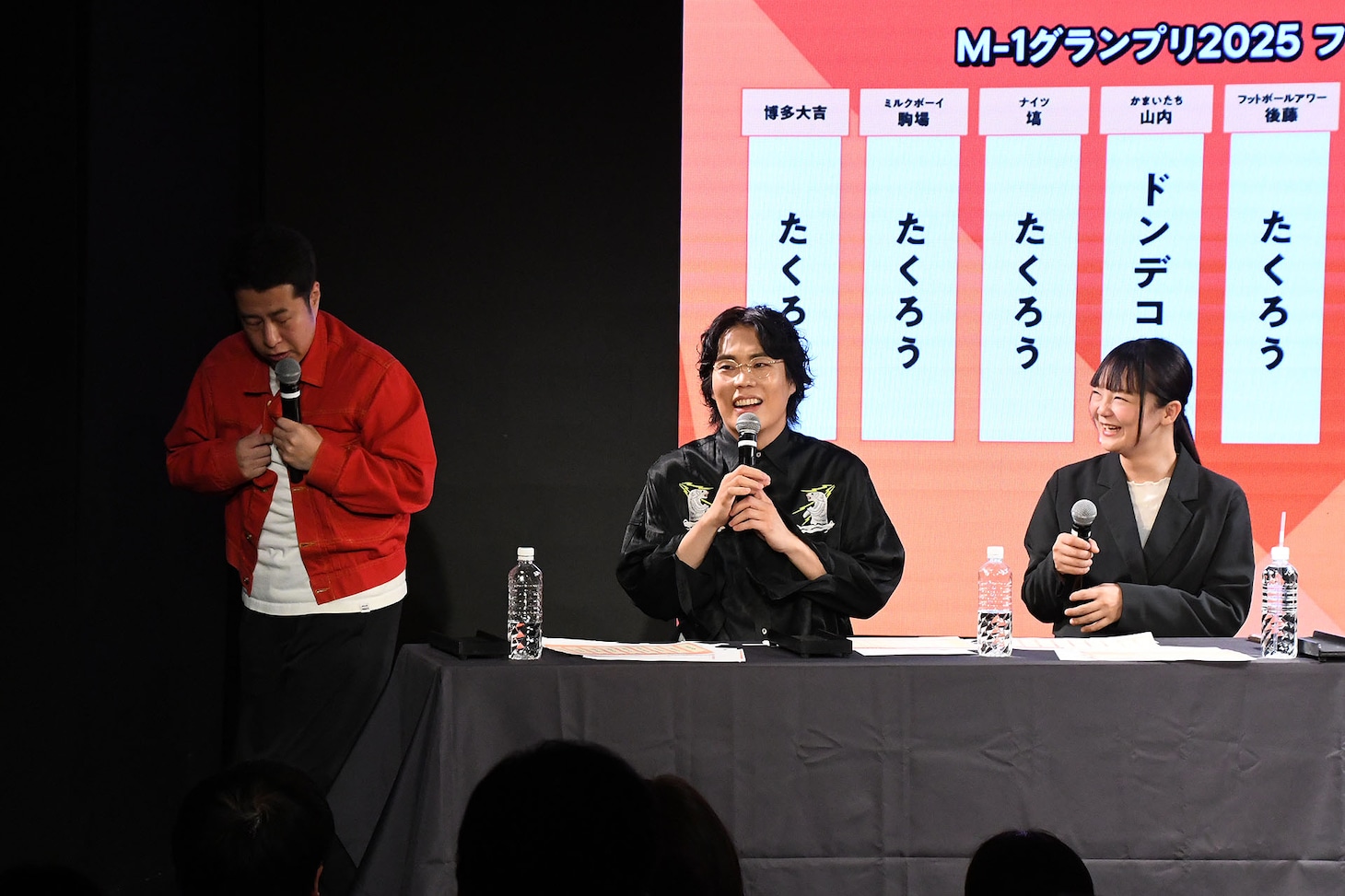 たくろうの決勝2本目の途中で勝利を確信し、次の仕事のためジャケットに袖を通した、とそのときの仕草を再現する井口