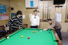 ダーツをする菊池風磨とチョコレートプラネット