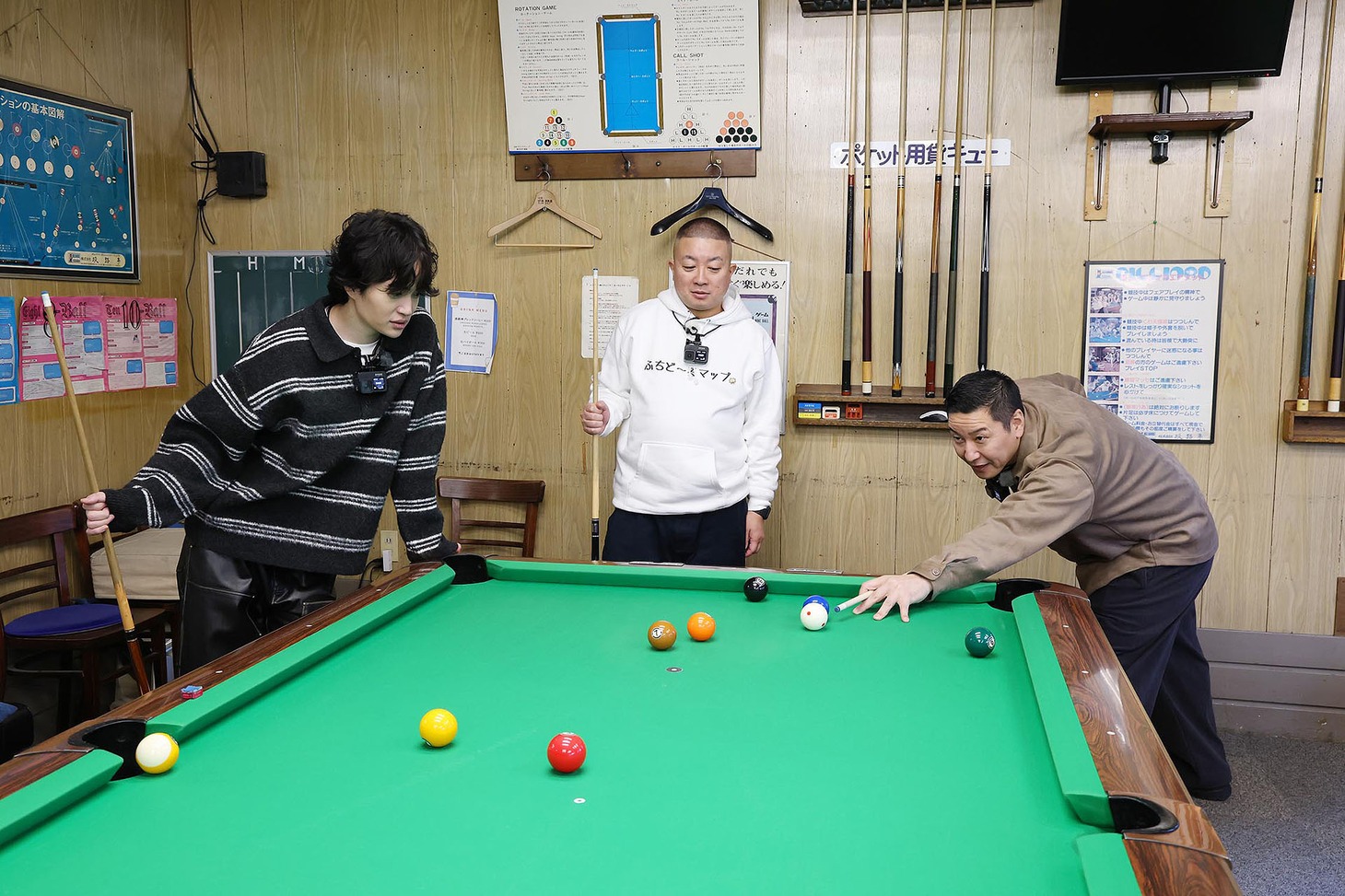 ダーツをする菊池風磨とチョコレートプラネット