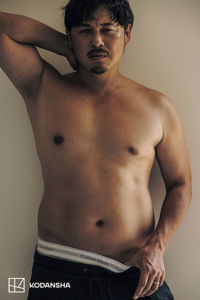 「艶夢」より、ボディを披露するアルコ＆ピース平子 ©倉本侑磨／講談社