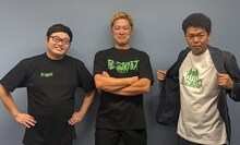 Tシャツを着用する風穴あけるズ