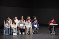 審査員長のインパルス板倉（右端）ら