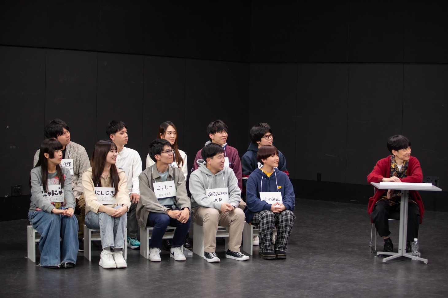 審査員長のインパルス板倉（右端）ら