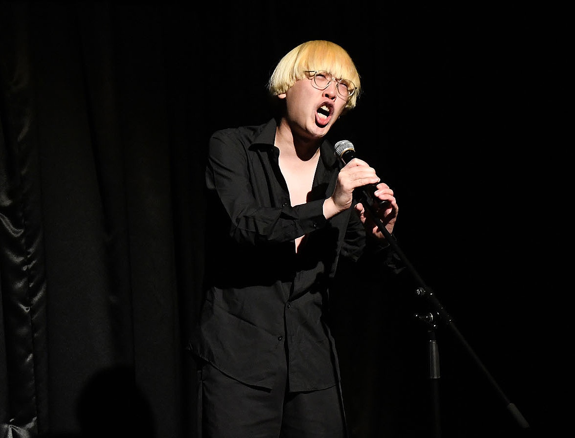 歌う真空ジェシカ・ガク