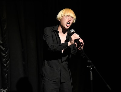 歌う真空ジェシカ・ガク