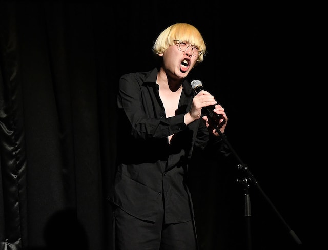 歌う真空ジェシカ・ガク