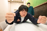 うつ伏せ運転の車を再現してくれる兎さん