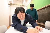 うつ伏せ運転の車を再現してくれる兎さんをつねる堂前さん