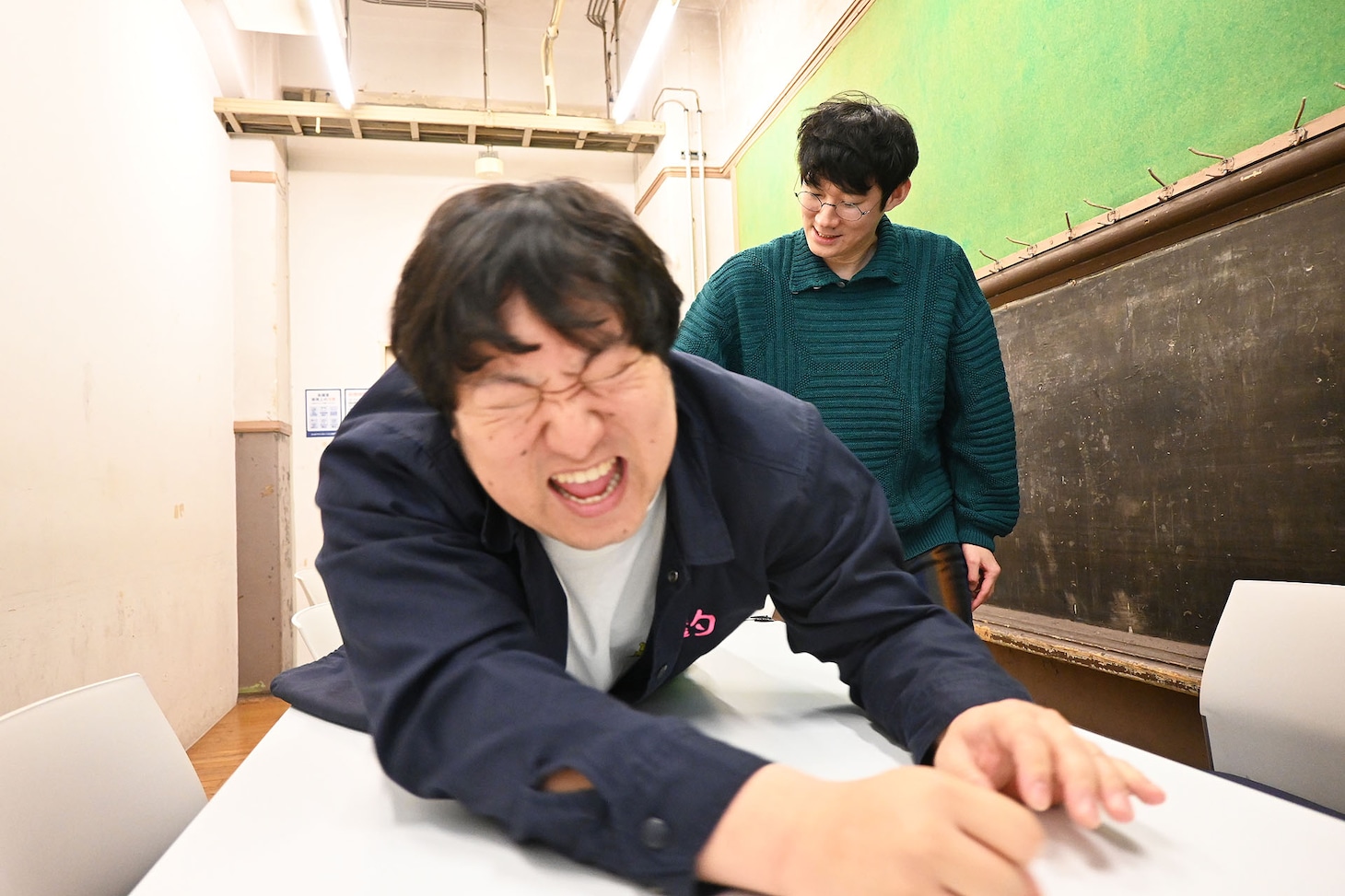 うつ伏せ運転の車を再現してくれる兎さんをつねる堂前さん