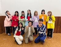 FRUITS ZIPPERと（手前左から）森香澄、ウエストランド井口、FUJIWARA藤本