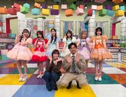 「FRUITS ZIPPERのはちゃめちゃファクトリー」に出演するFRUITS ZIPPERと（手前左から）佐藤栞里、アルコ＆ピース平子