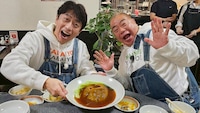 グルメを味わうフットボールアワー後藤と出川哲朗