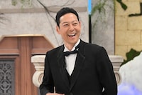 左から武元唯衣、アレックス・バーブ、竹内朱莉、河野玄斗、東野幸治、曽野舜太、小林都央、山本康一、富永美樹