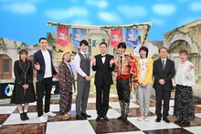 左から武元唯衣、アレックス・バーブ、竹内朱莉、河野玄斗、東野幸治、曽野舜太、小林都央、山本康一、富永美樹