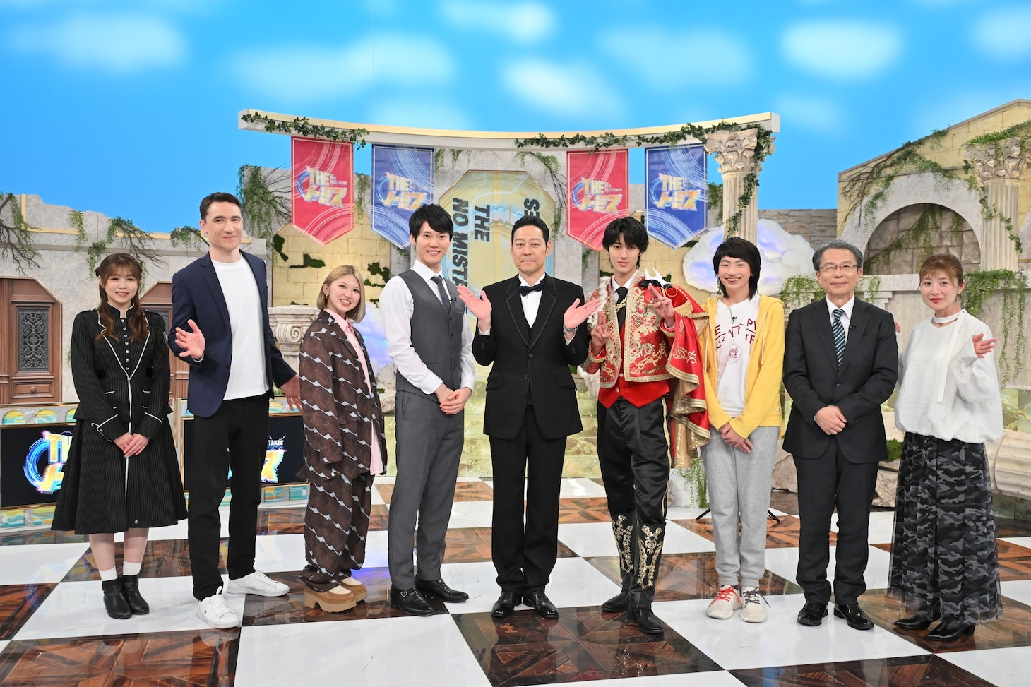 左から武元唯衣、アレックス・バーブ、竹内朱莉、河野玄斗、東野幸治、曽野舜太、小林都央、山本康一、富永美樹