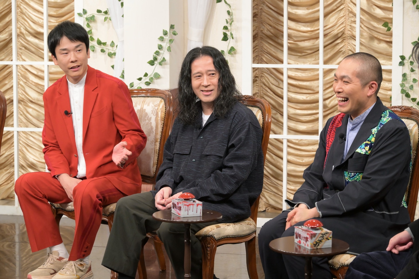 左から、かまいたち濱家、ピース又吉、ラブレターズ塚本