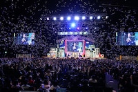 「YOSHIMOTO presents 『DAIBAKUSHOW 2025』」第2部終了の場面