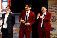 トークコーナーに出演するミキ、紅しょうが稲田