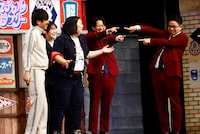 トークコーナーに出演するミキ、紅しょうが、しずる