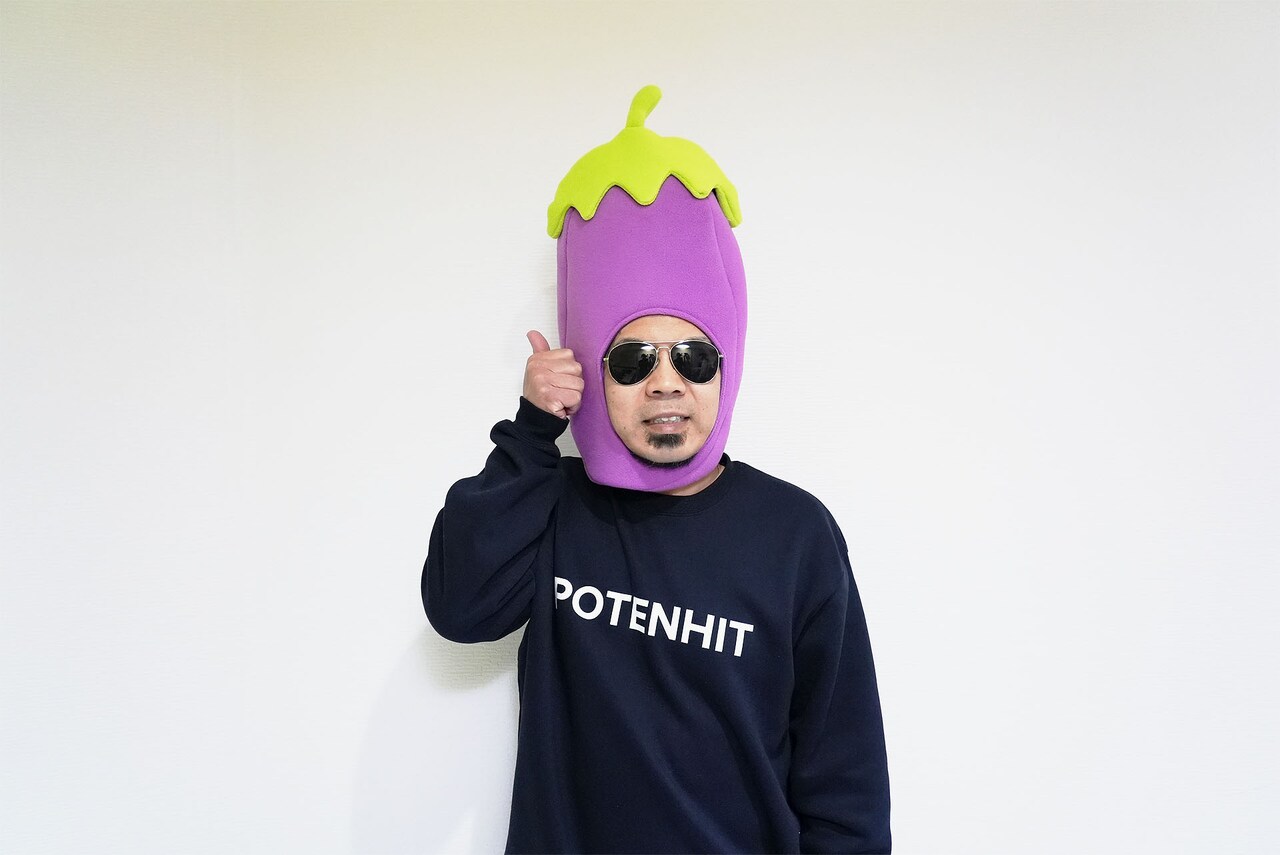 天竺鼠・川原の“本物のナスビの被り物”が商品化 同素材のキーホルダー