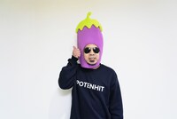 ナスビの被り物を着用する天竺鼠・川原