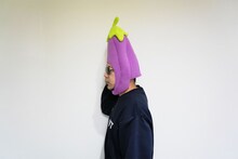 天竺鼠・川原の“本物のナスビの被り物”が商品化　同素材のキーホルダーも販売