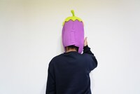 ナスビの被り物を着用する天竺鼠・川原のバックショット