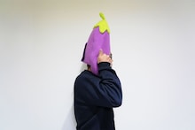 ナスビの被り物を着用する天竺鼠・川原のサイドショット