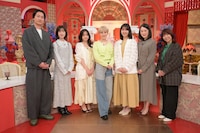 左から相席スタート山添、弘中綾香アナウンサー、森香澄、ホラン千秋、三宅香帆、黒岩里奈、Aマッソ加納