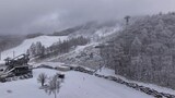 雪山に佇むとにかく明るい安村