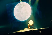 月明かりに照らされながら太鼓を鳴らす野田クリスタル