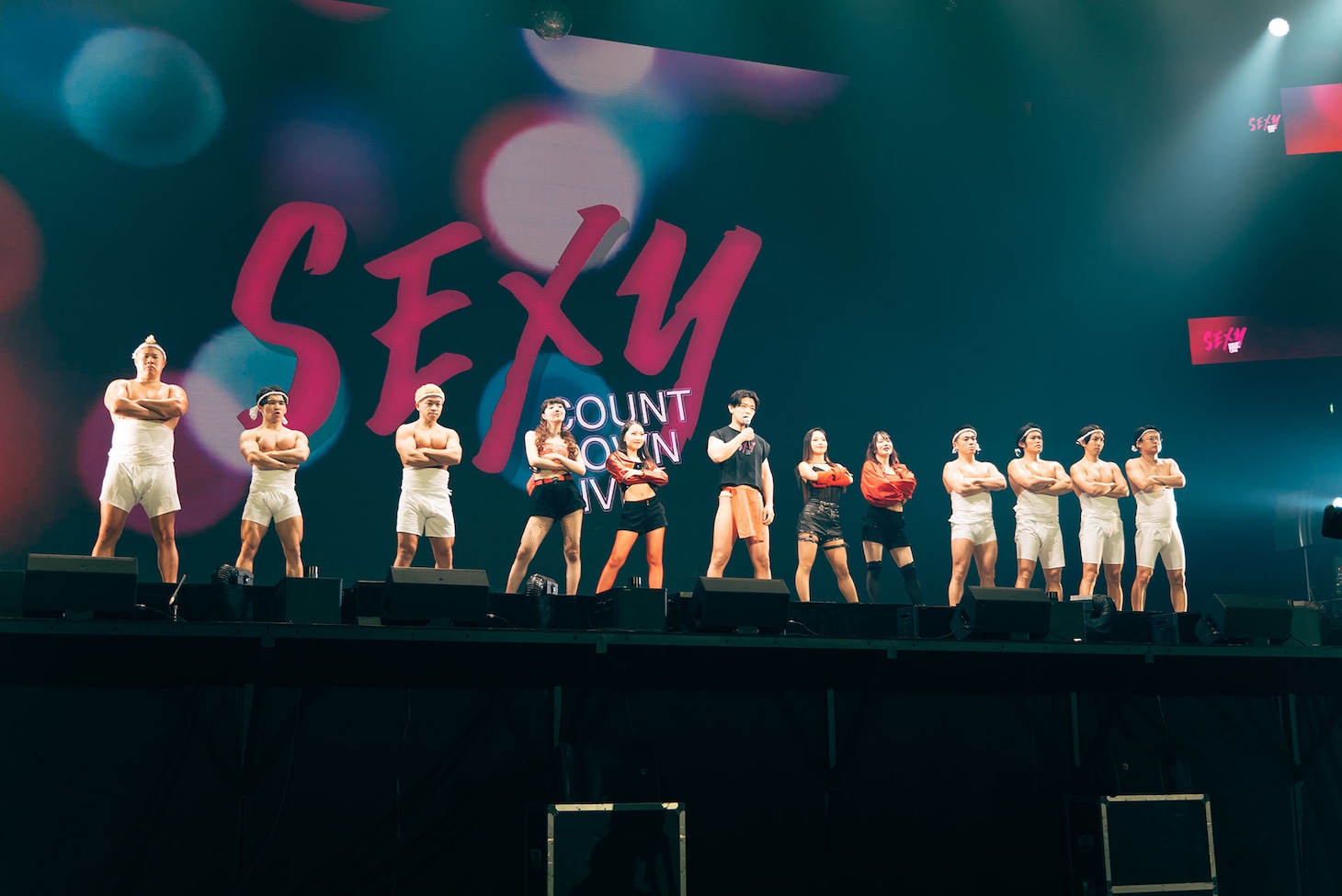 メンバーを紹介する野田クリスタル。ダンサーたちは「親とか厳しい」とのこと