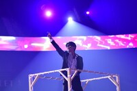 トロッコから誰もいない客席に向かってセクシーさを放つ野田クリスタル