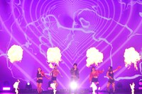 トロッコからセクシーさを放つ野田クリスタル