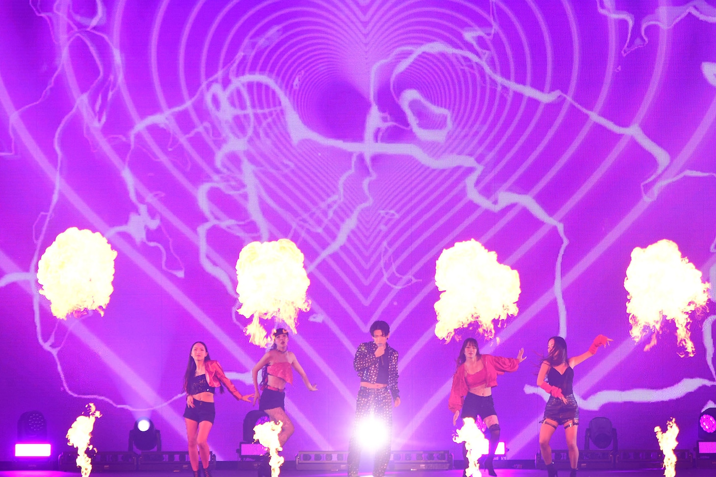 トロッコからセクシーさを放つ野田クリスタル