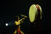 太鼓を鳴らす野田クリスタル