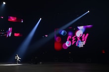 野田クリスタルが1万人会場から無観客配信で放つ多量のセクシー、年越しカウントダウンはズレる