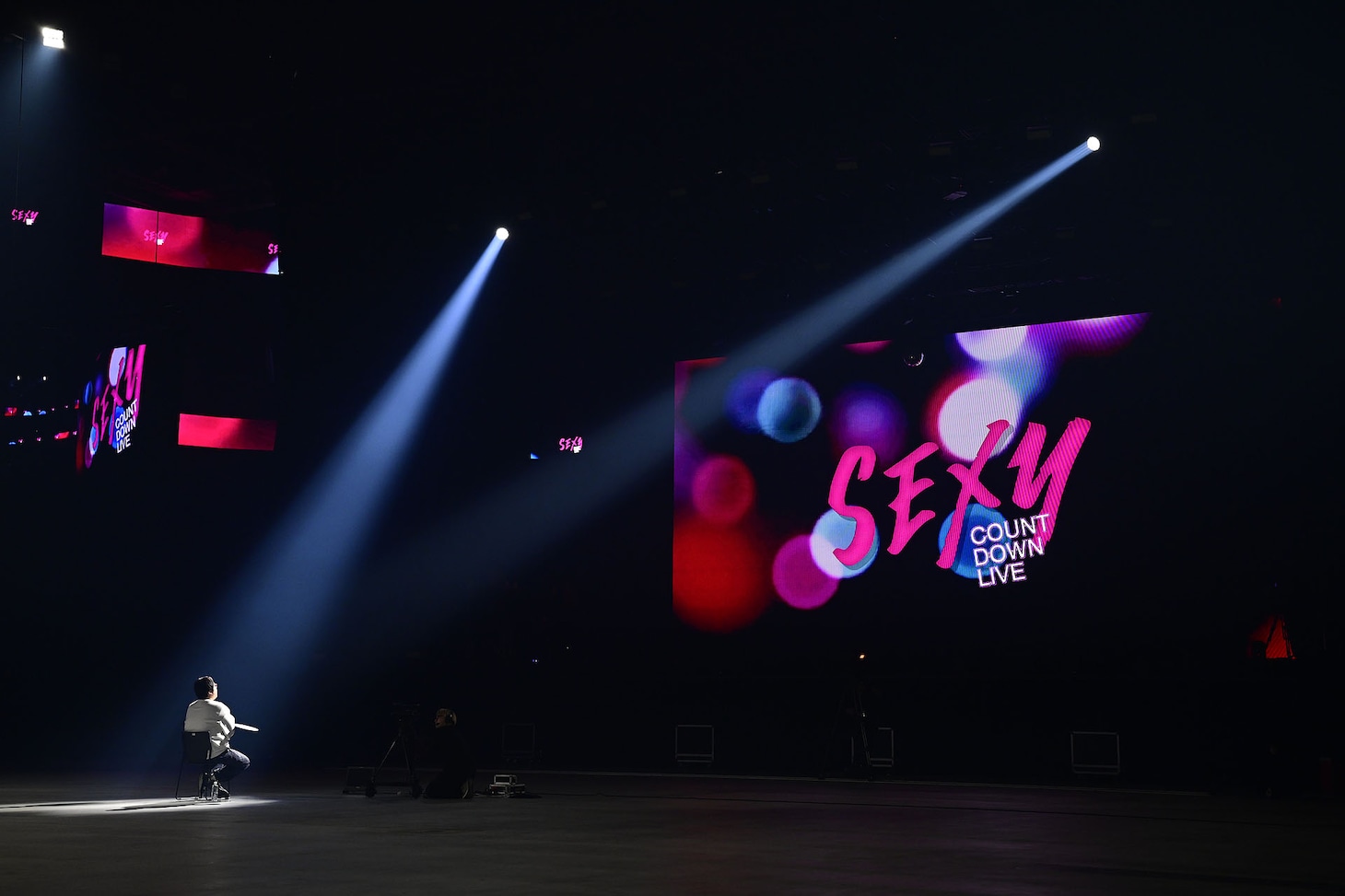 開演を待つマヂカルラブリー村上。本当は家で「紅白歌合戦」を観たい