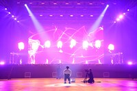 誰もいないステージに火柱が上がるのを眺め、「あったかい」とマヂカルラブリー村上。