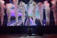 スモークが吹き上がる中、歌唱する野田クリスタル