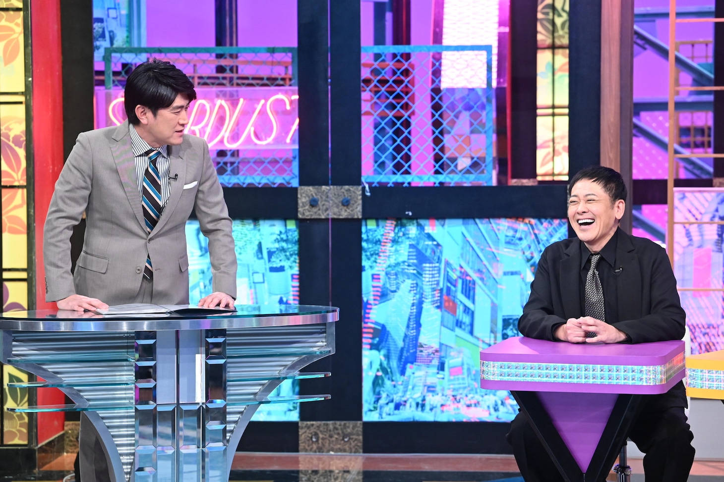 左から藤井貴彦、くりぃむしちゅー有田