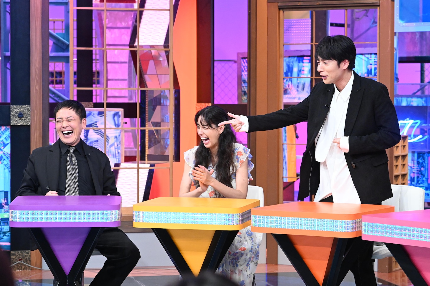 左から、くりぃむしちゅー有田、森泉、中丸雄一