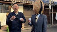 左から東野幸治、おせっ貝P