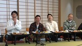 宴会の様子。左からかまいたち、水田信二、アキナ山名