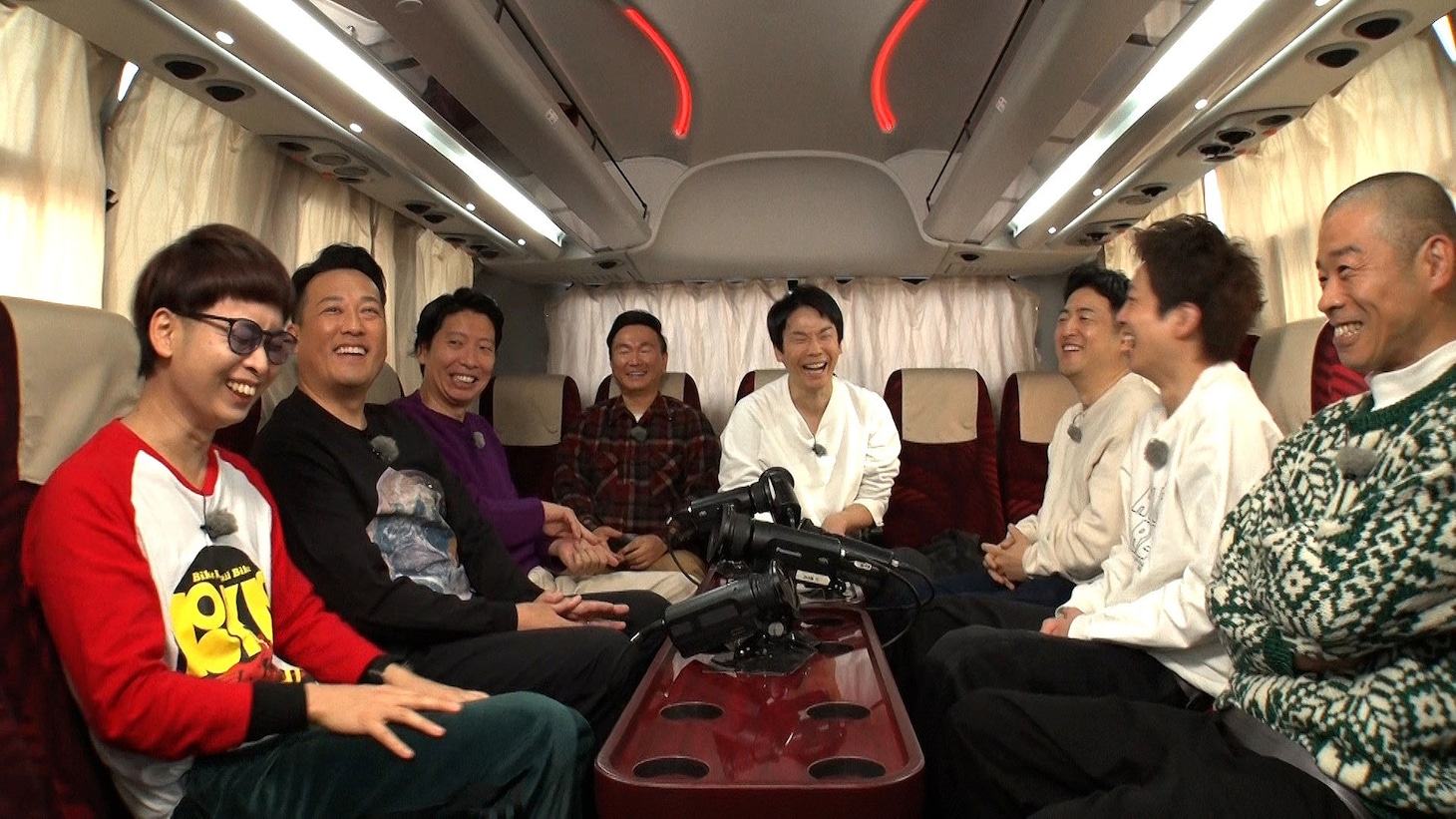 バスの中でトークする一同