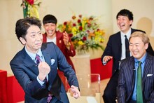 じゃんけんで負けて悔しがる西川きよしのモノマネをするフットボールアワー後藤