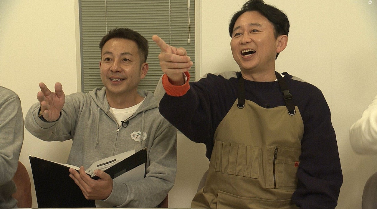 「有吉園芸アワード2025」に出演する番組ファンの我が家・坪倉（左）と有吉弘行