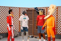 「コント・デ・ンガナ」に出演する、ゲストの呂布カルマ扮するカルマン（左）と、ロングコートダディ兎扮するナンマン（右）